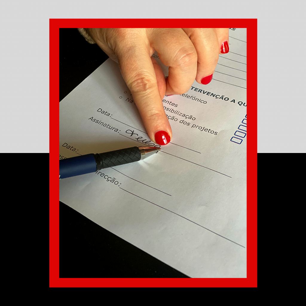 Mostra como se assina um documento, usando a técnica de assinatura.