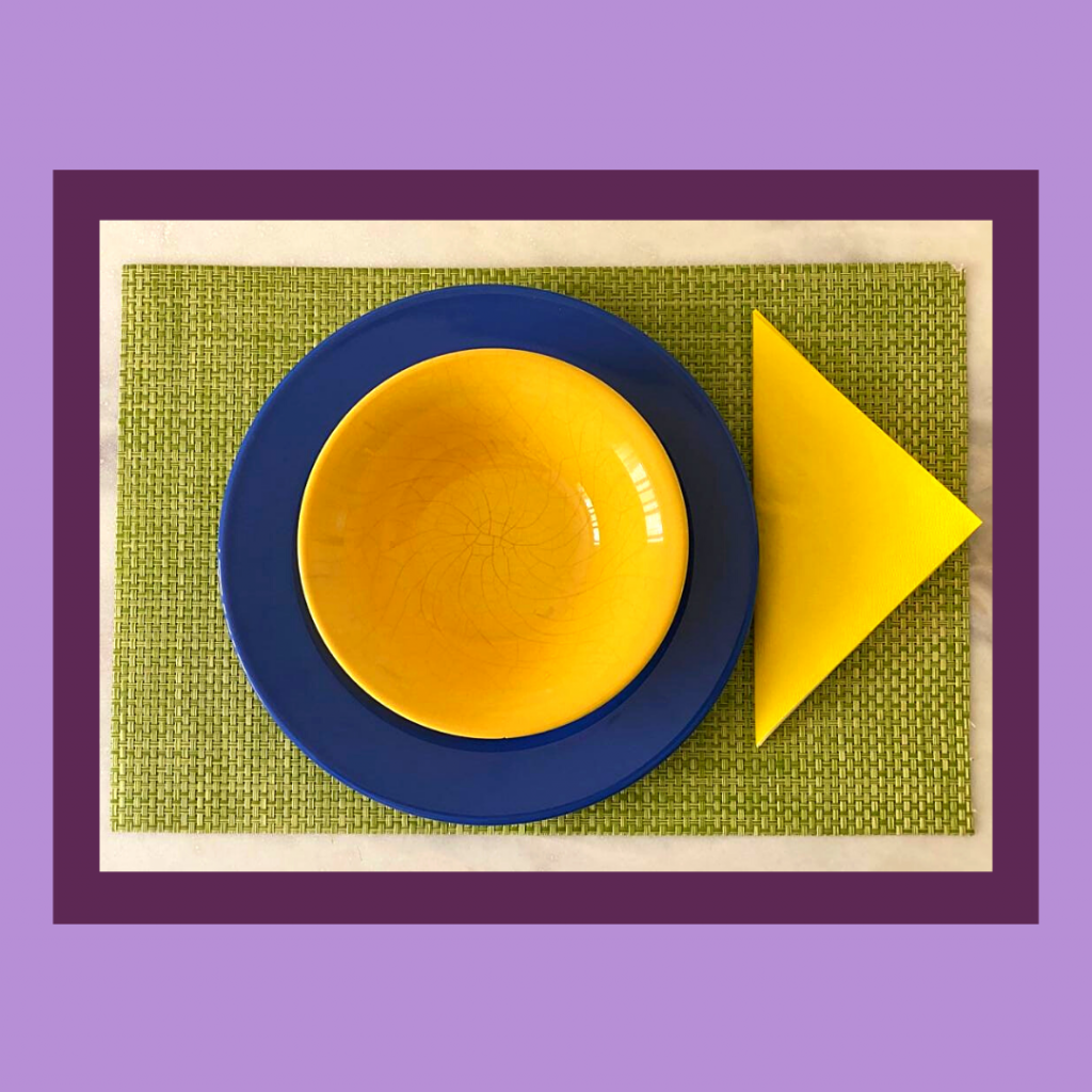 Base verde, prato raso azul, sopa amarelo e guardanapo amarelo.